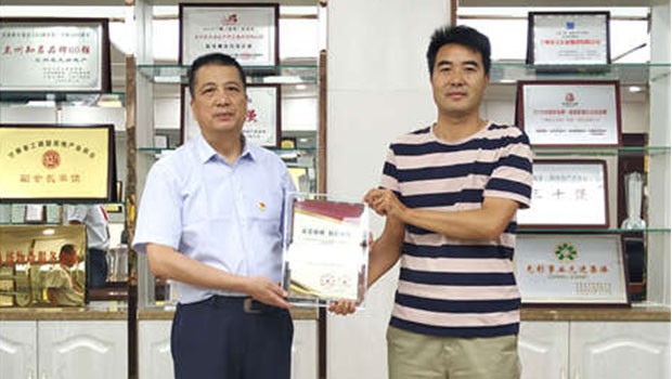 責任驅(qū)動成長 | 蘭州亞太集團執(zhí)行總裁朱宗寶榮獲甘肅省抗擊疫情“社會責任感企業(yè)（企業(yè)家）”稱號